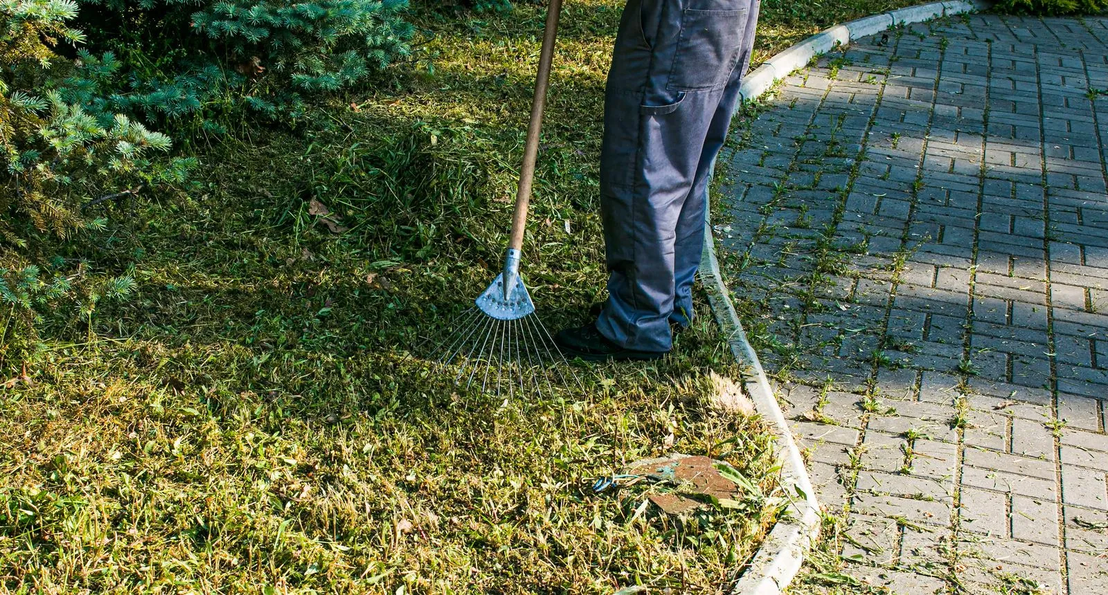 Paysagiste Brovert qui nettoie un jardin
