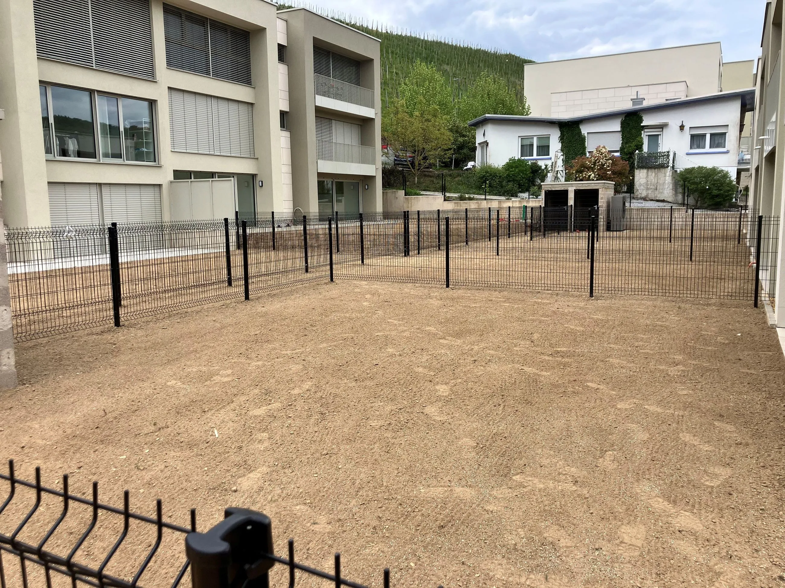 Photo de pose de clôture pour une résidence fait par Brovert