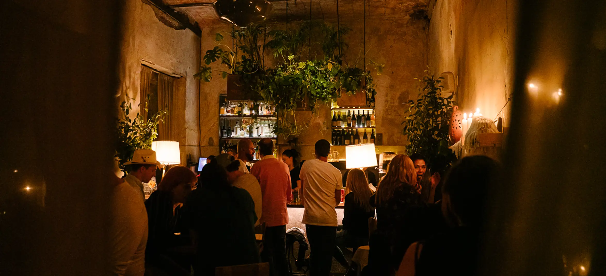 mujer-en-alberca-descansando-en-hotel-muare