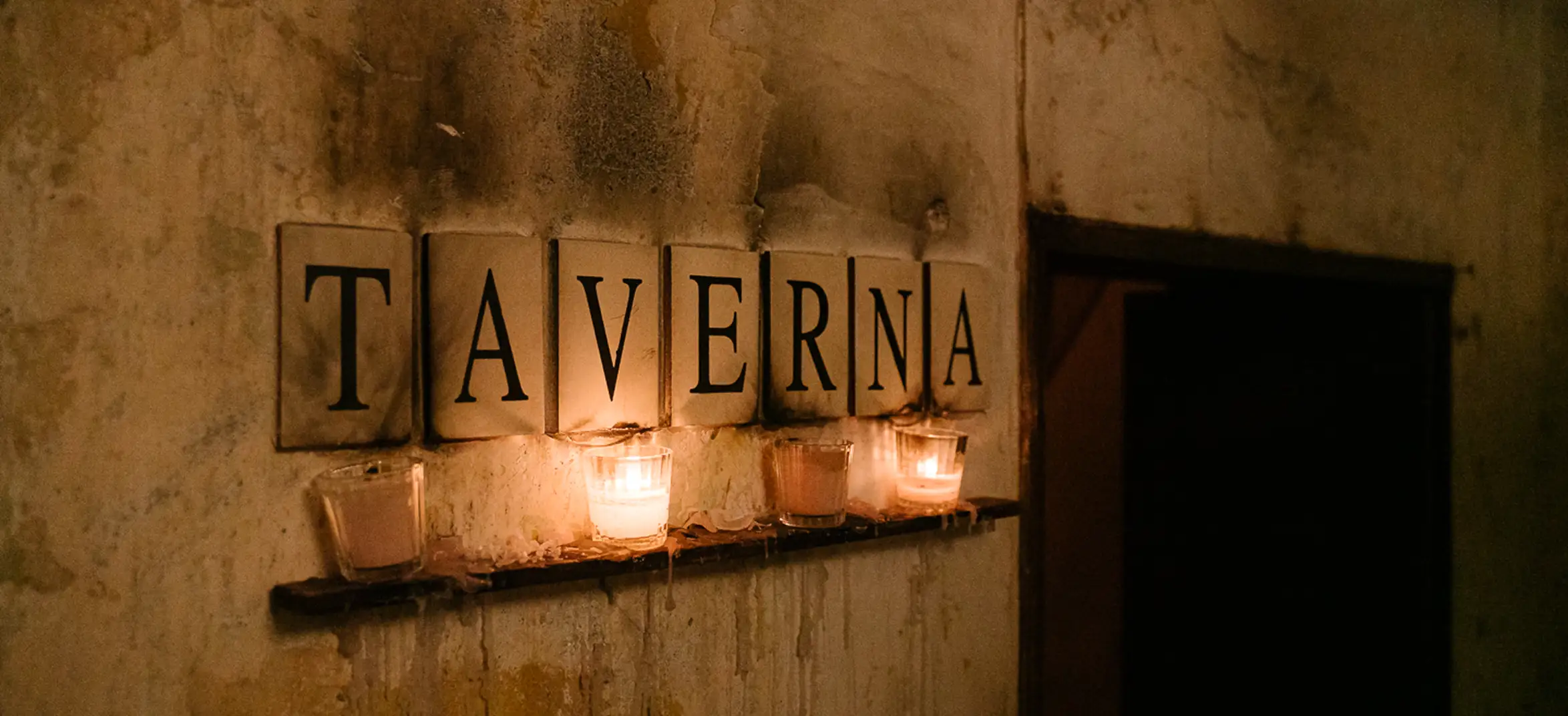 mujer-en-alberca-descansando-en-hotel-muare