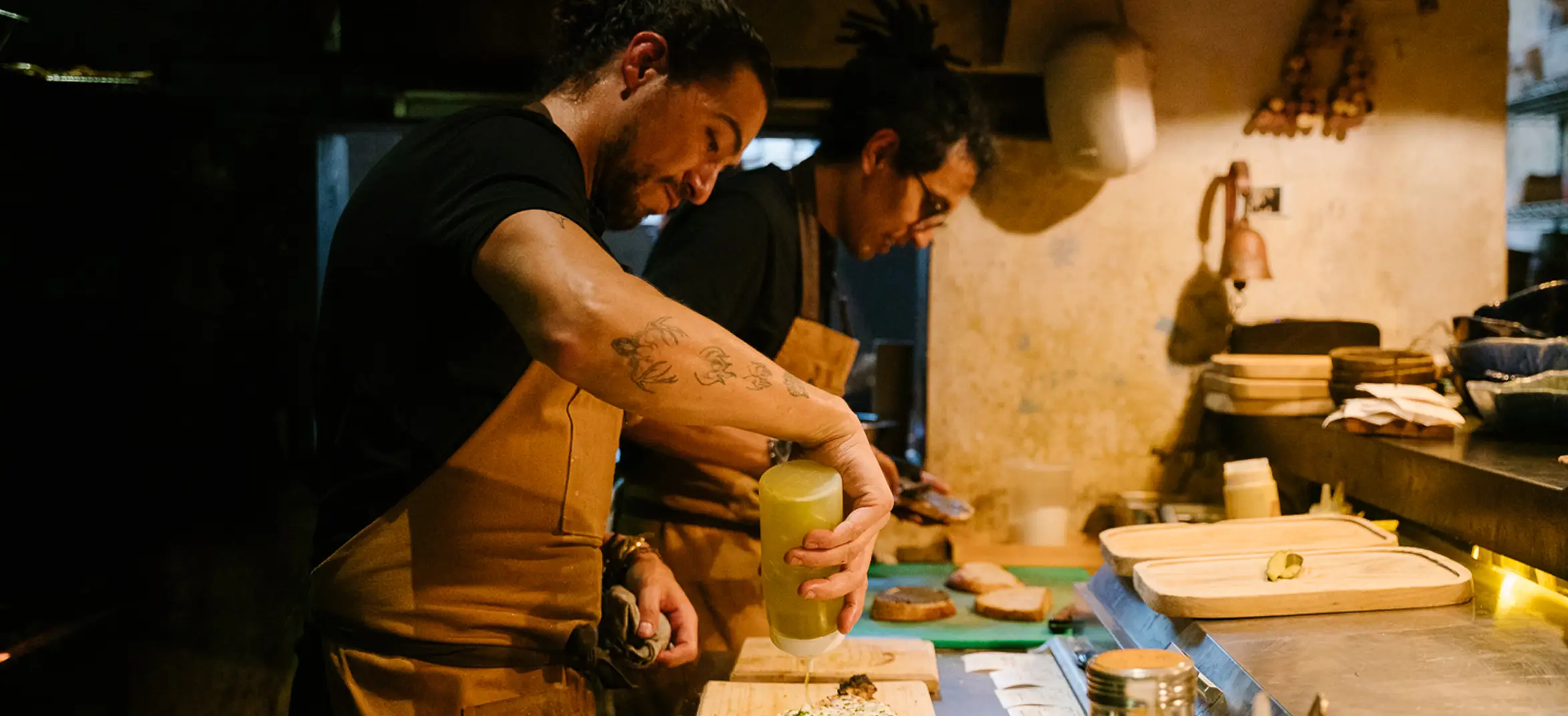 mujer-en-alberca-descansando-en-hotel-muare