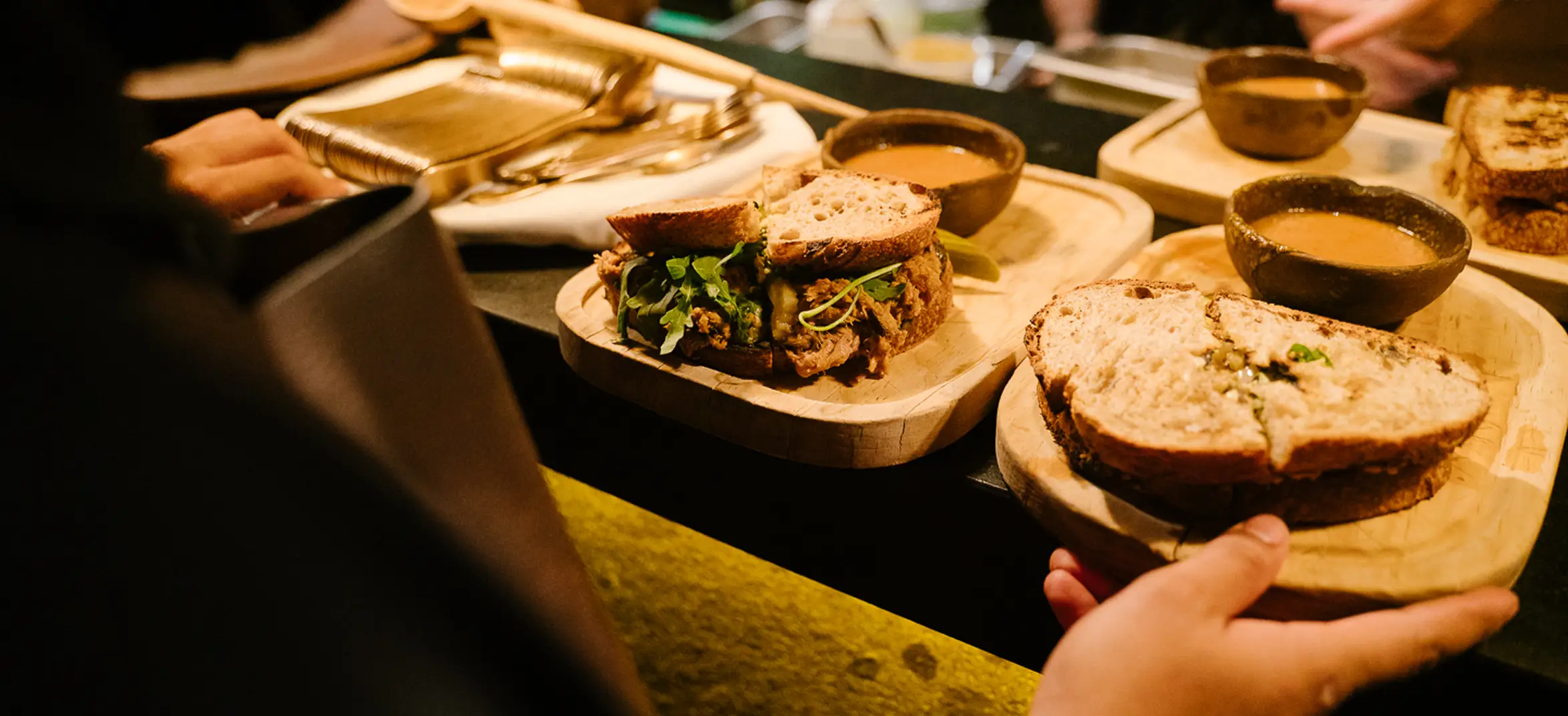 mujer-en-alberca-descansando-en-hotel-muare