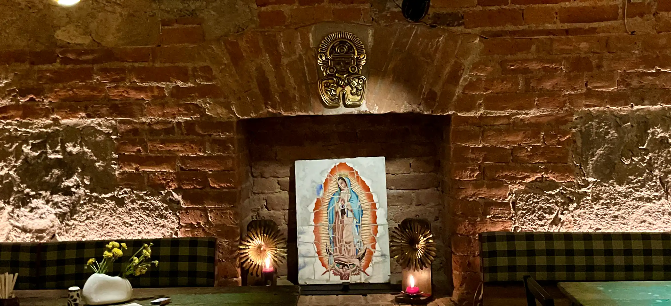 mujer-en-alberca-descansando-en-hotel-muare