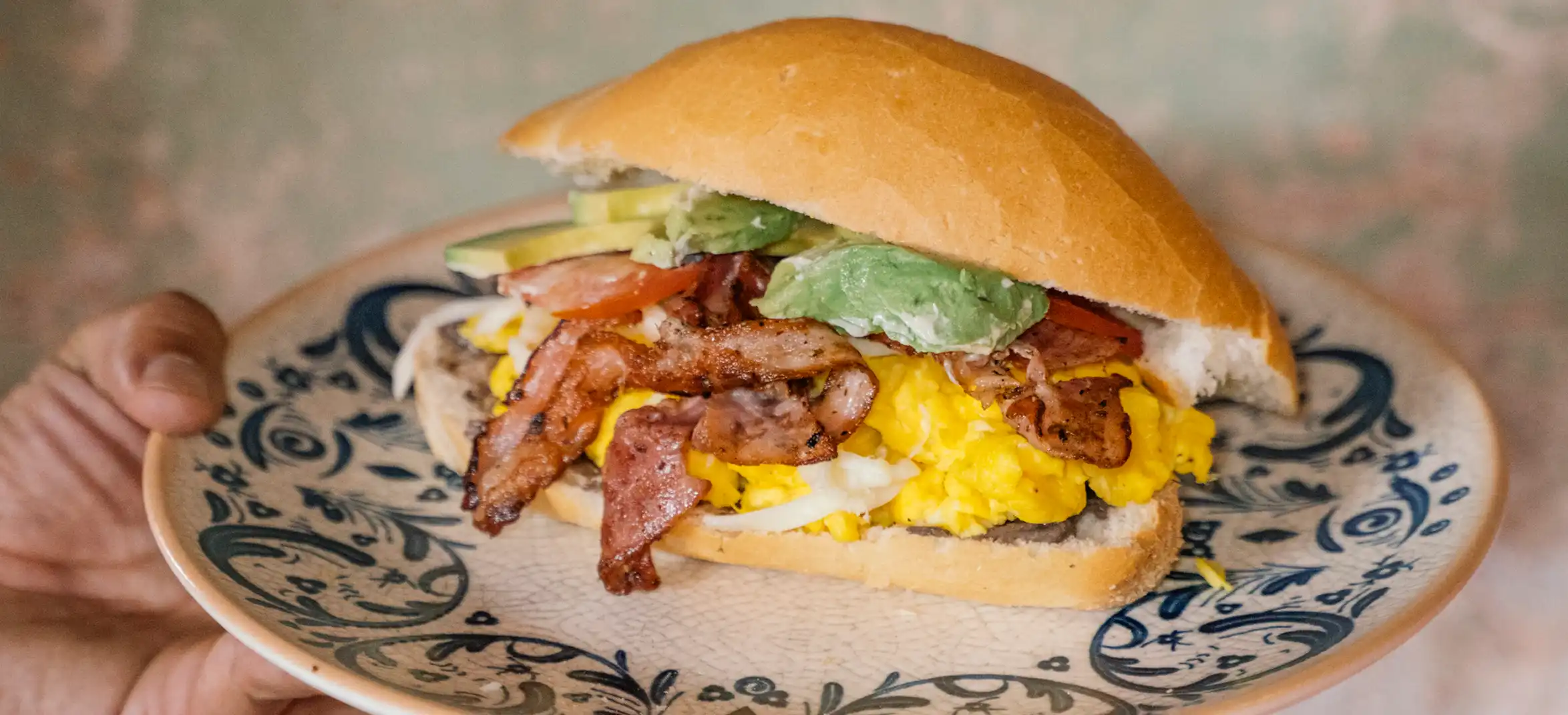 mujer-en-alberca-descansando-en-hotel-muare