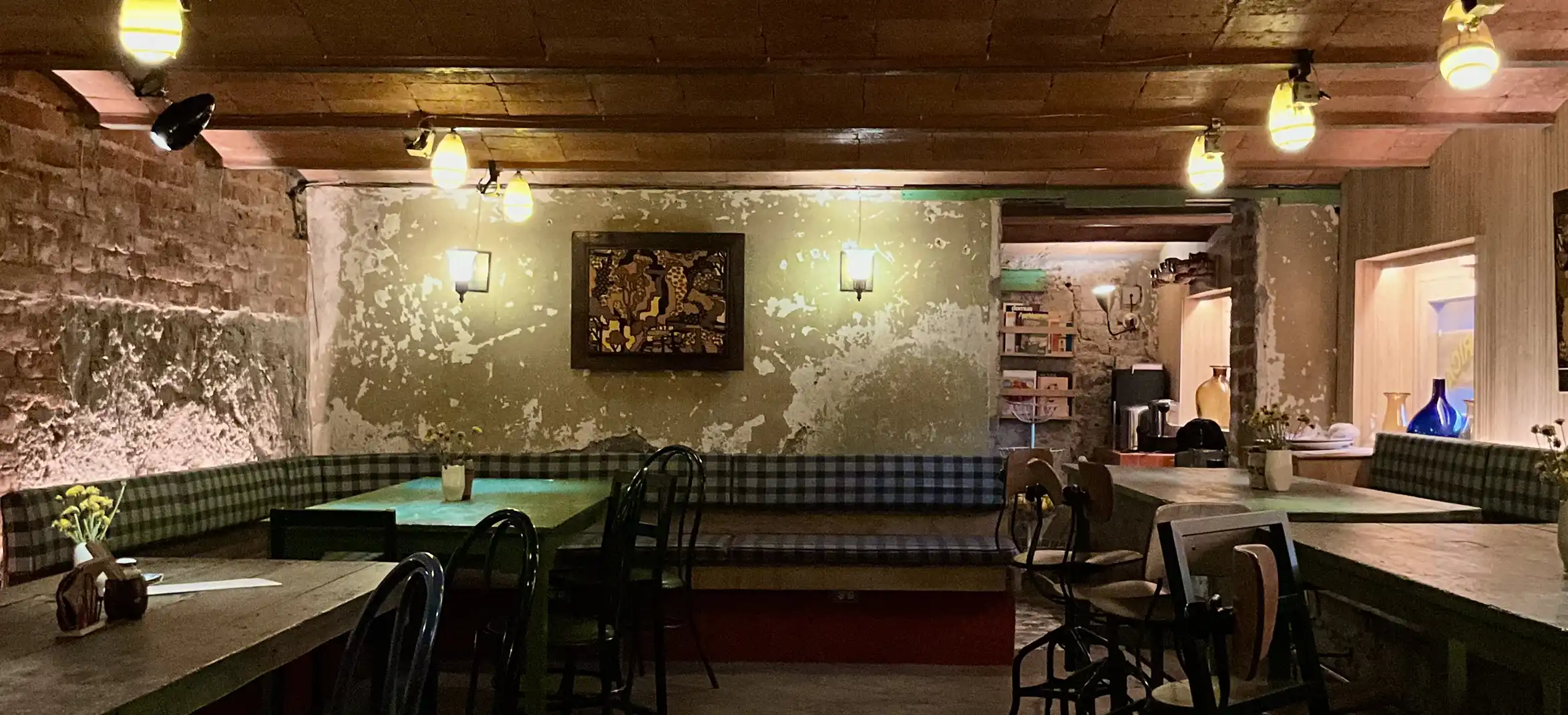 mujer-en-alberca-descansando-en-hotel-muare