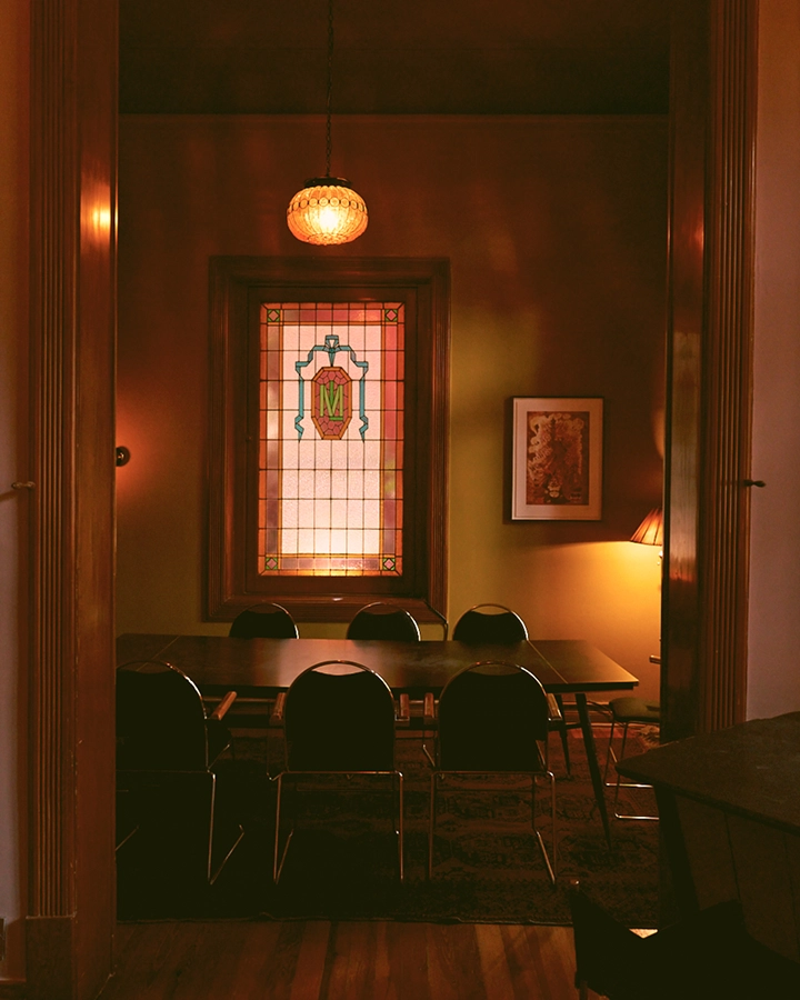 esquina-habitacion-silla-espejo-alfombra