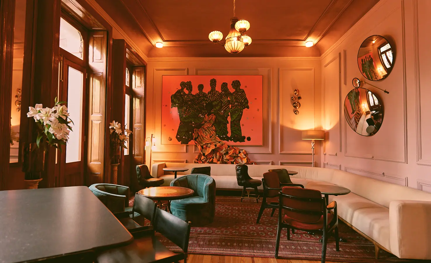 jarrones-sillon-cama-cortinas-lamparas