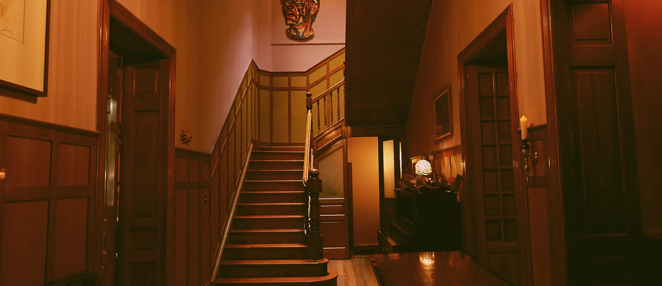 entrada-habitacion-sillon-mini-bar