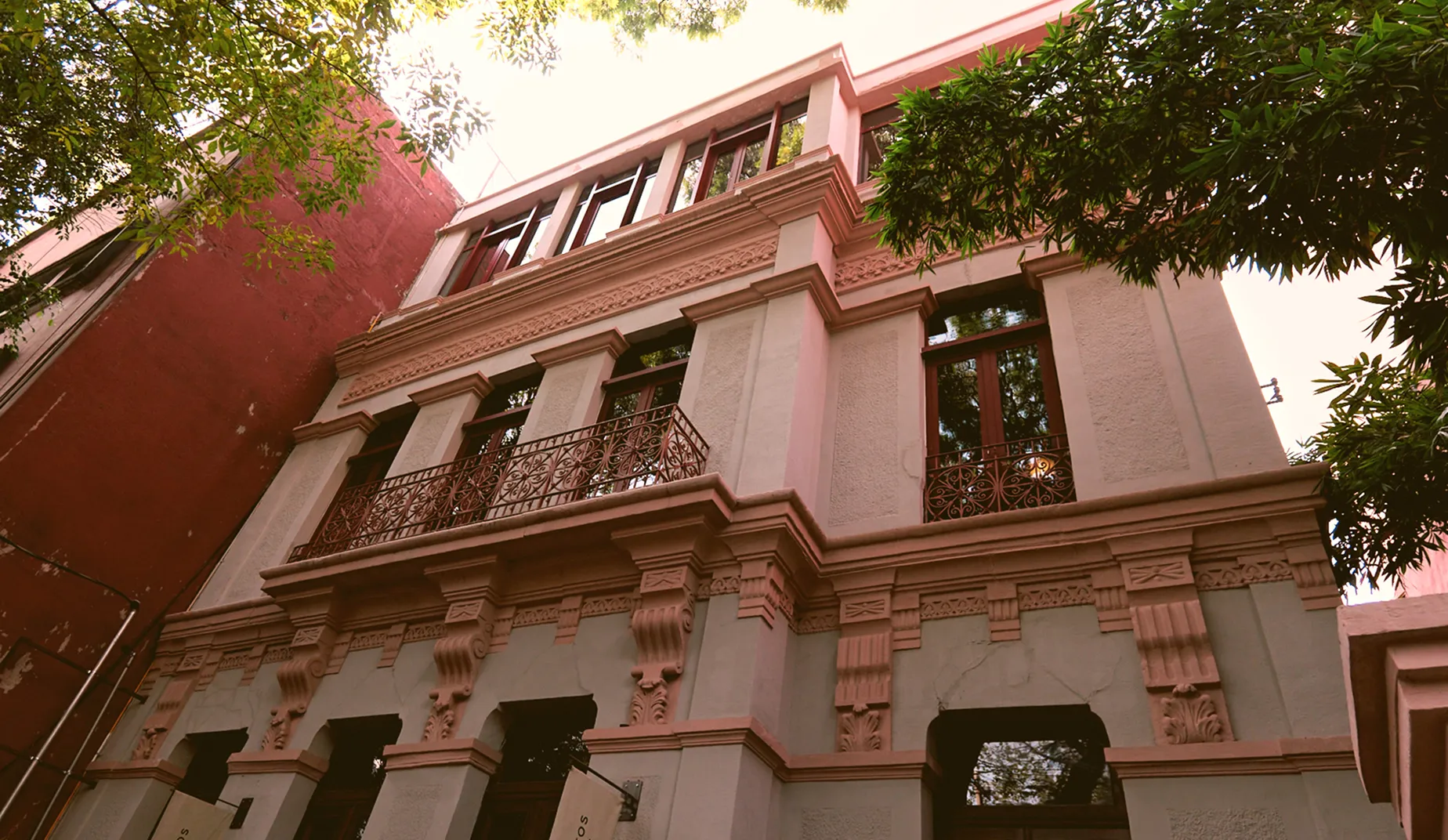 mujer-en-alberca-descansando-en-hotel-muare