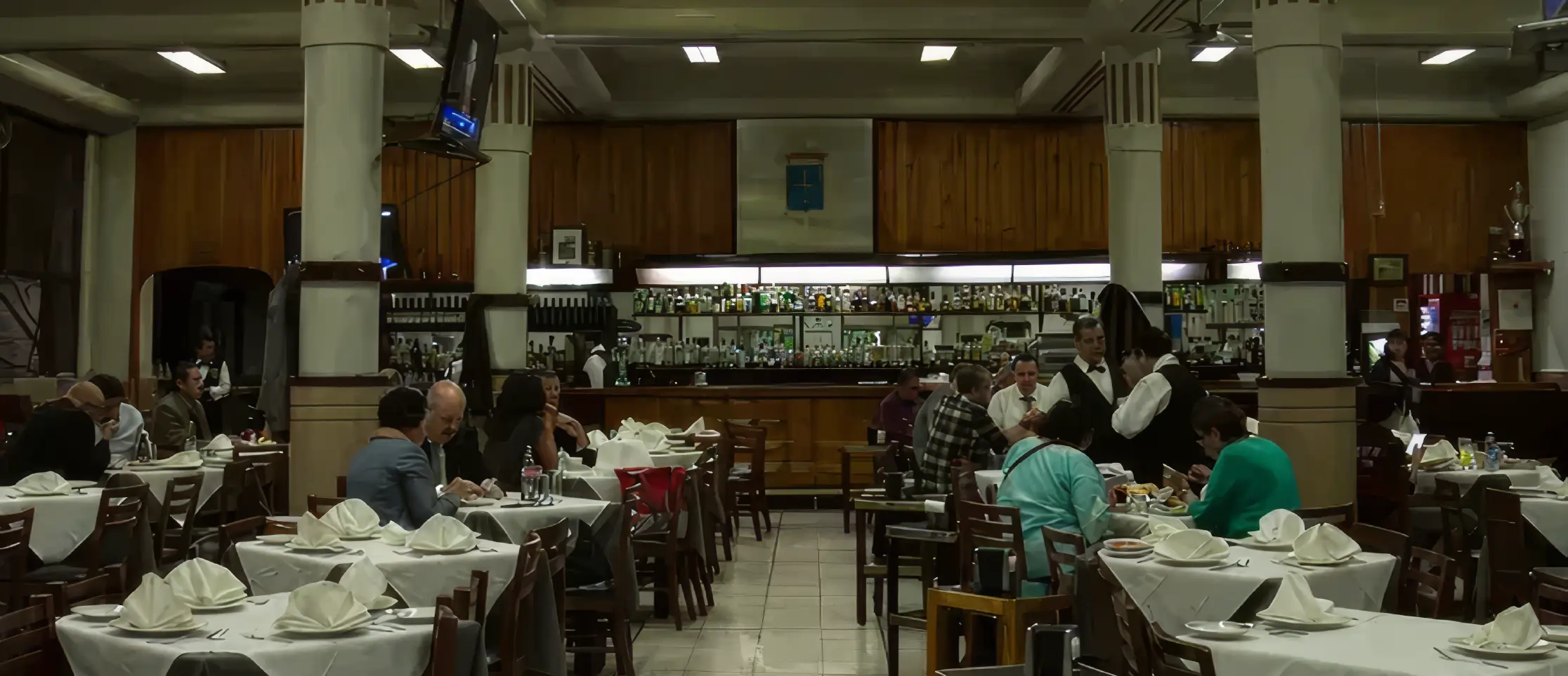 muro-piedra-lamparas-colgantes-luz-calida