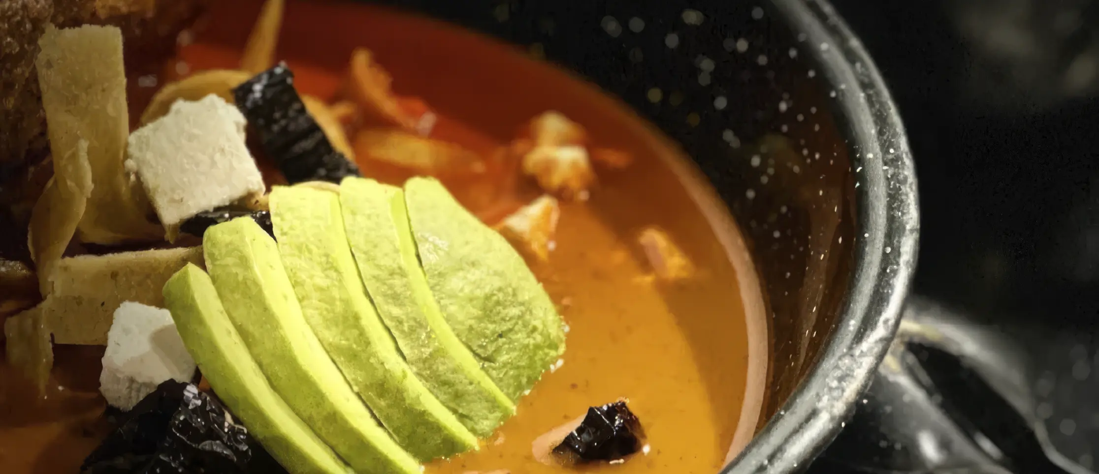 vista-aerea-pareja-palapa-alberca-forma-de-rio