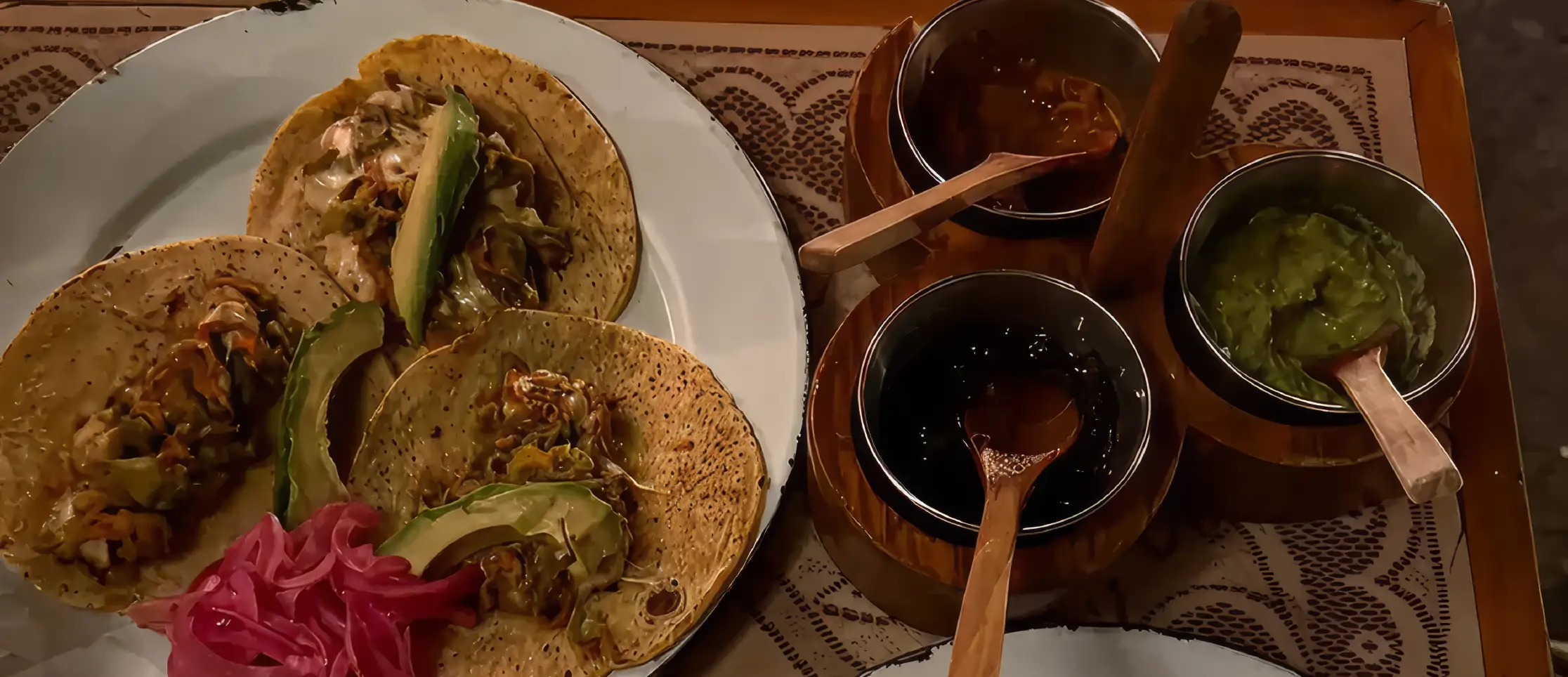 muro-piedra-lamparas-colgantes-luz-calida