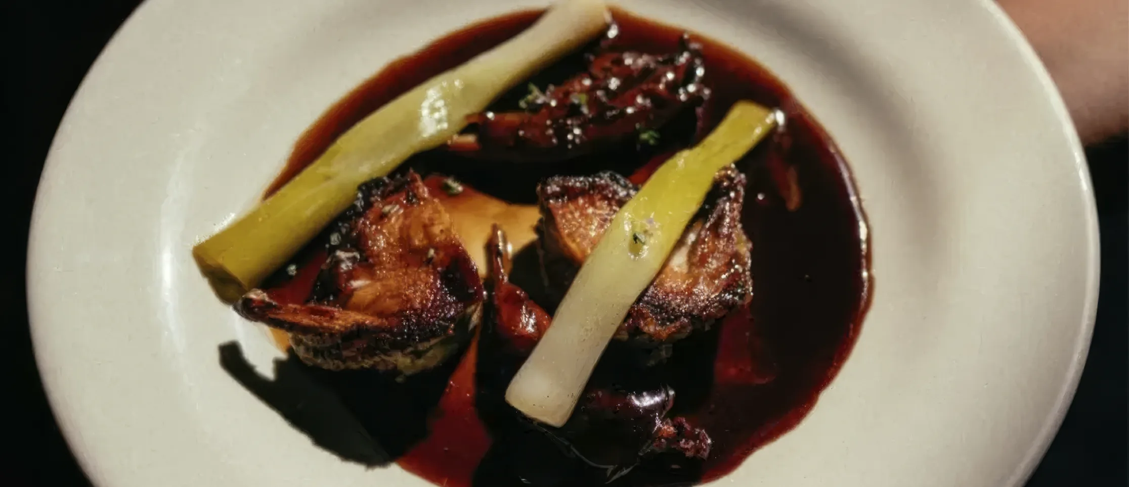 muro-piedra-lamparas-colgantes-luz-calida