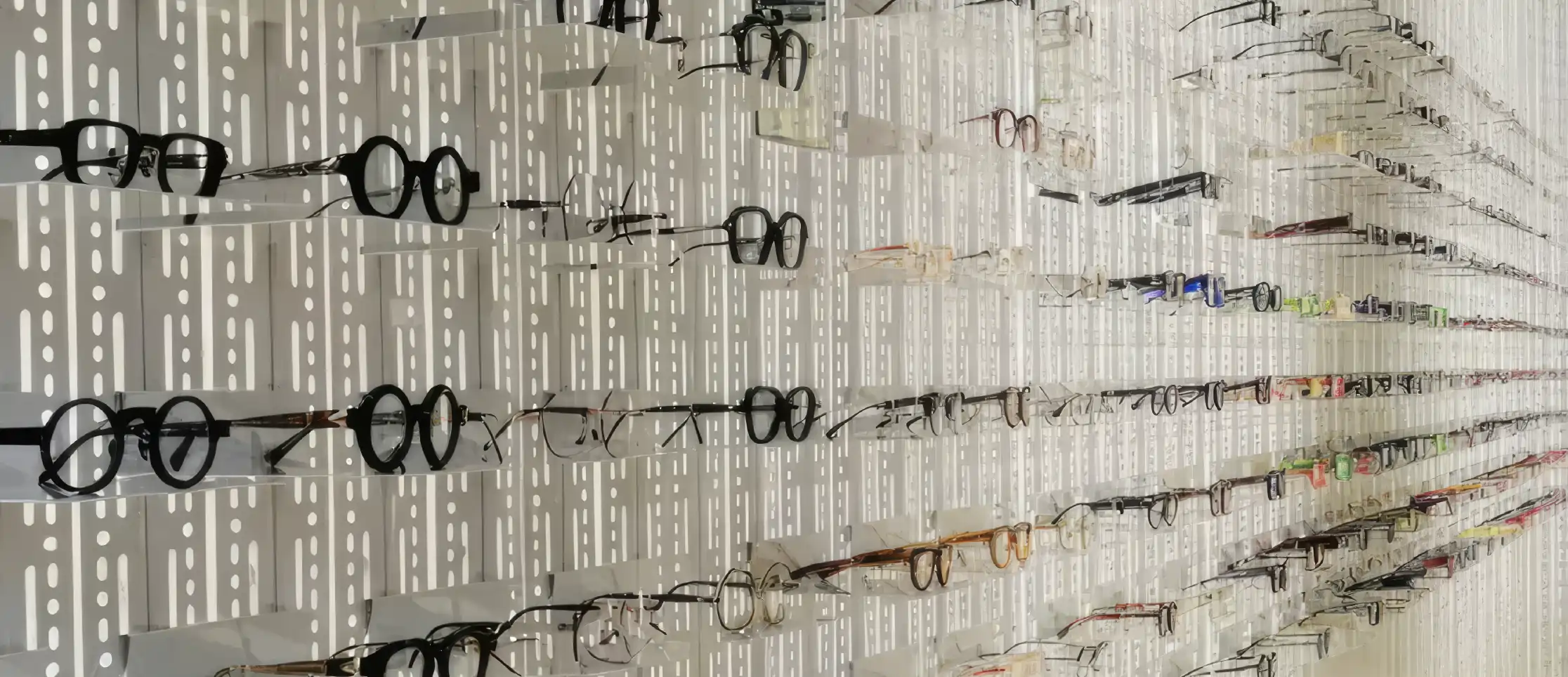 entrada-lamparas-colgantes-macetas-plantas