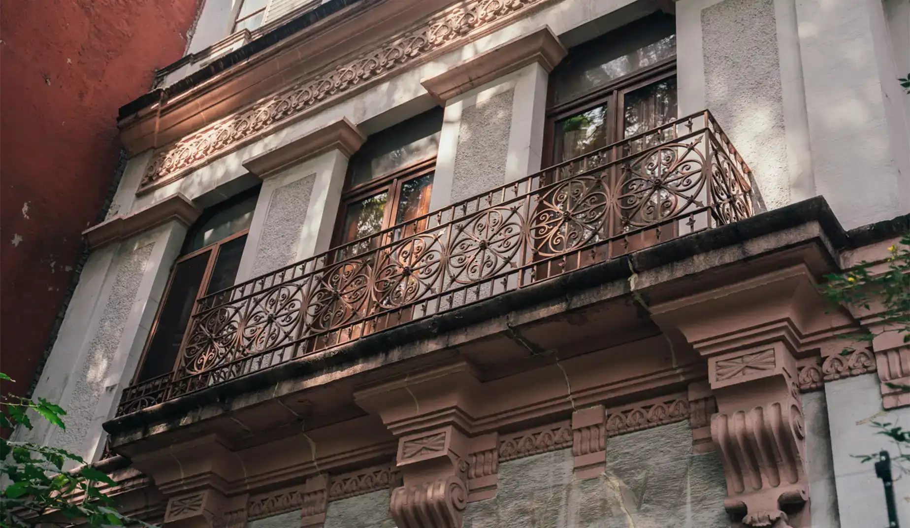 mujer-en-alberca-descansando-en-hotel-muare