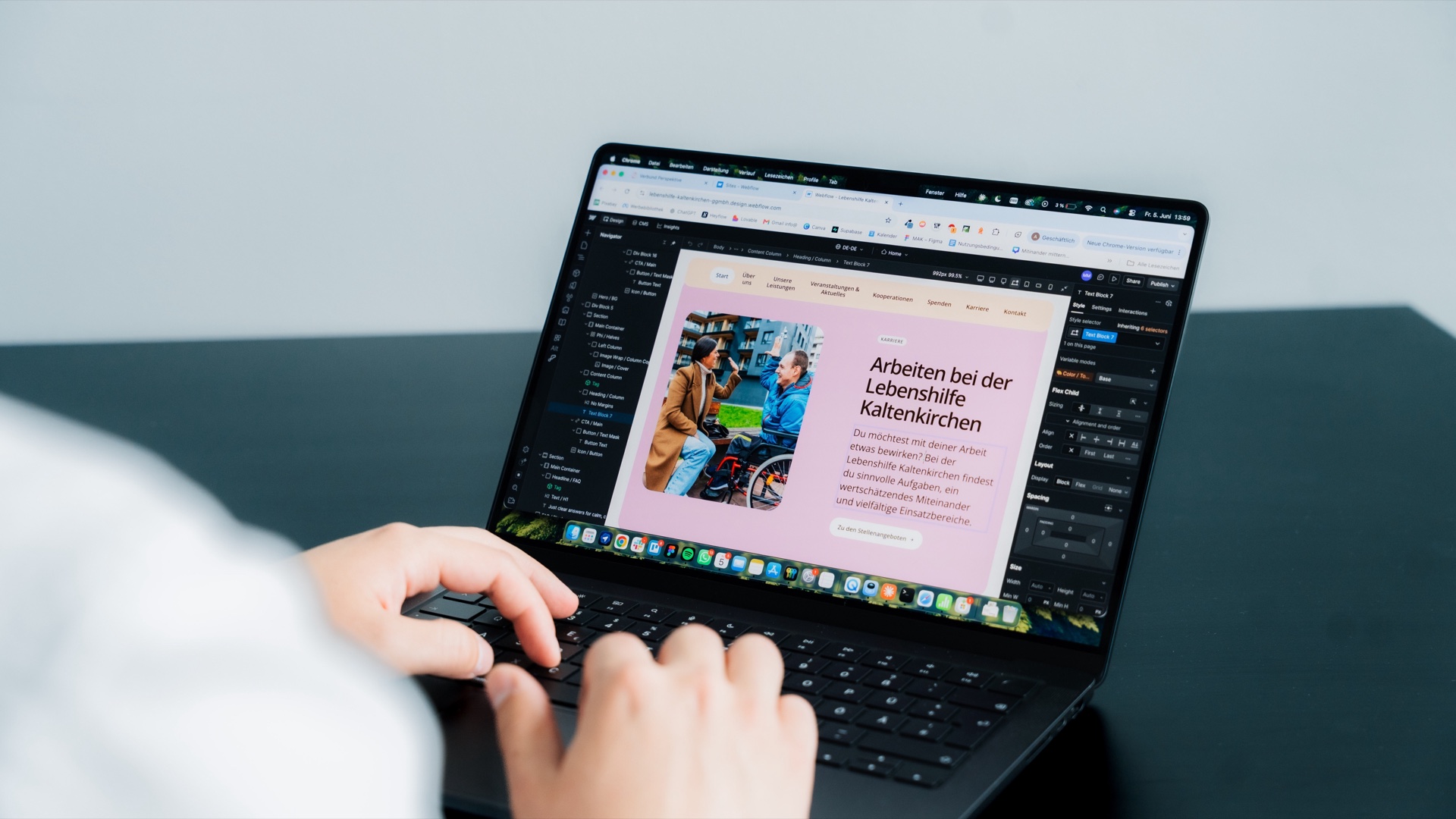 Hände am Laptop bearbeiten im Webflow-Designer die Karriereseite eines sozialen Trägers