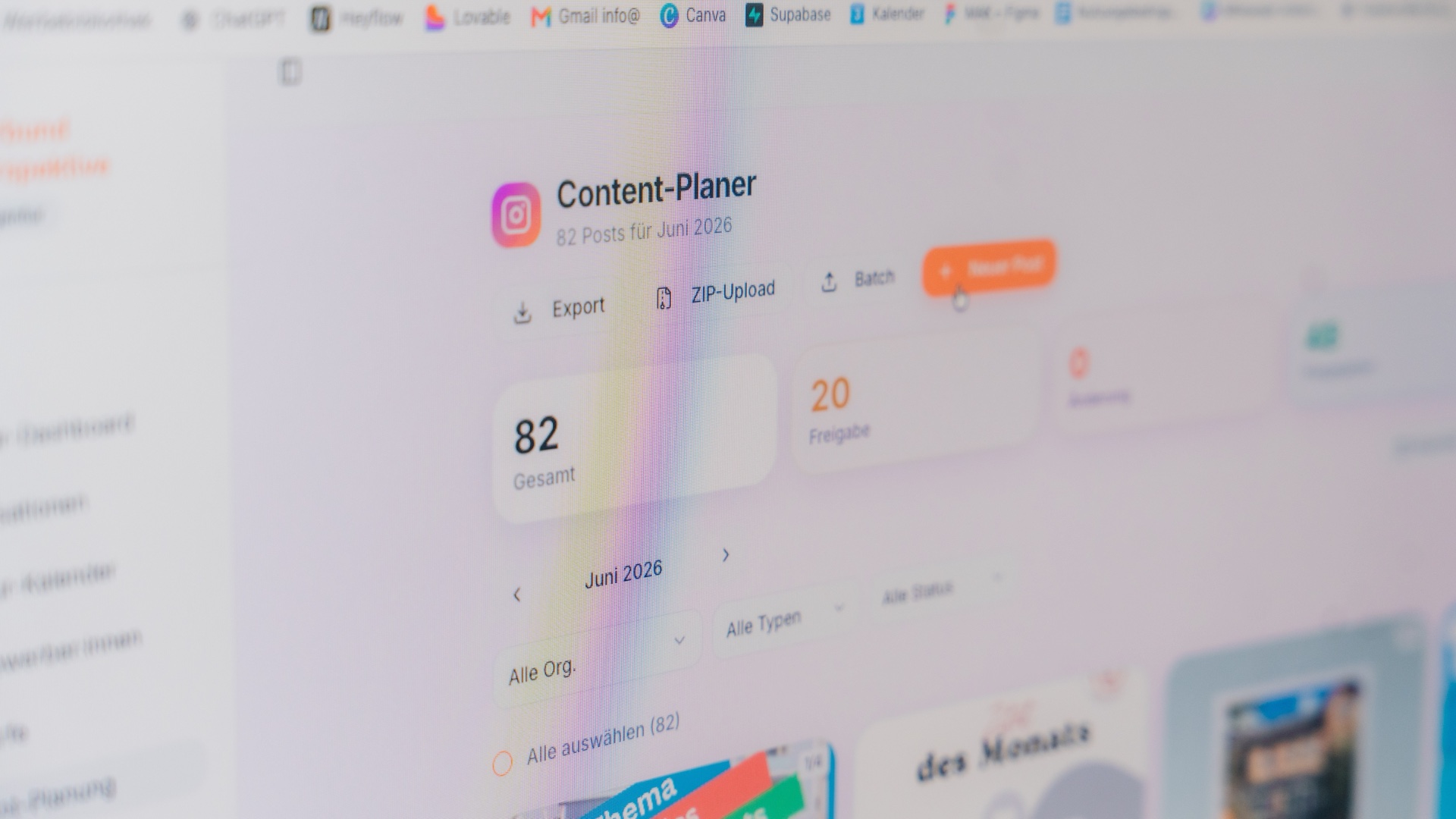 Bildschirmansicht eines Content-Planers mit 82 geplanten Social-Media-Beiträgen und Freigabe-Status