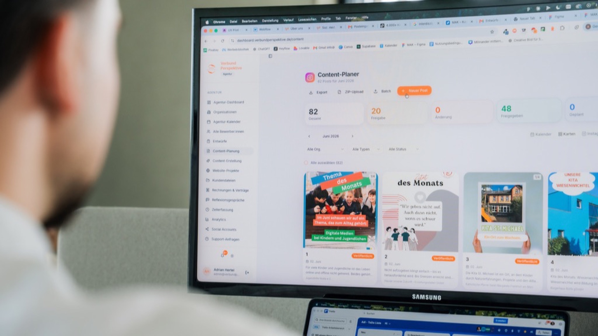 Ein Mitarbeiter plant am Monitor die Social-Media-Beiträge mehrerer sozialer Einrichtungen
