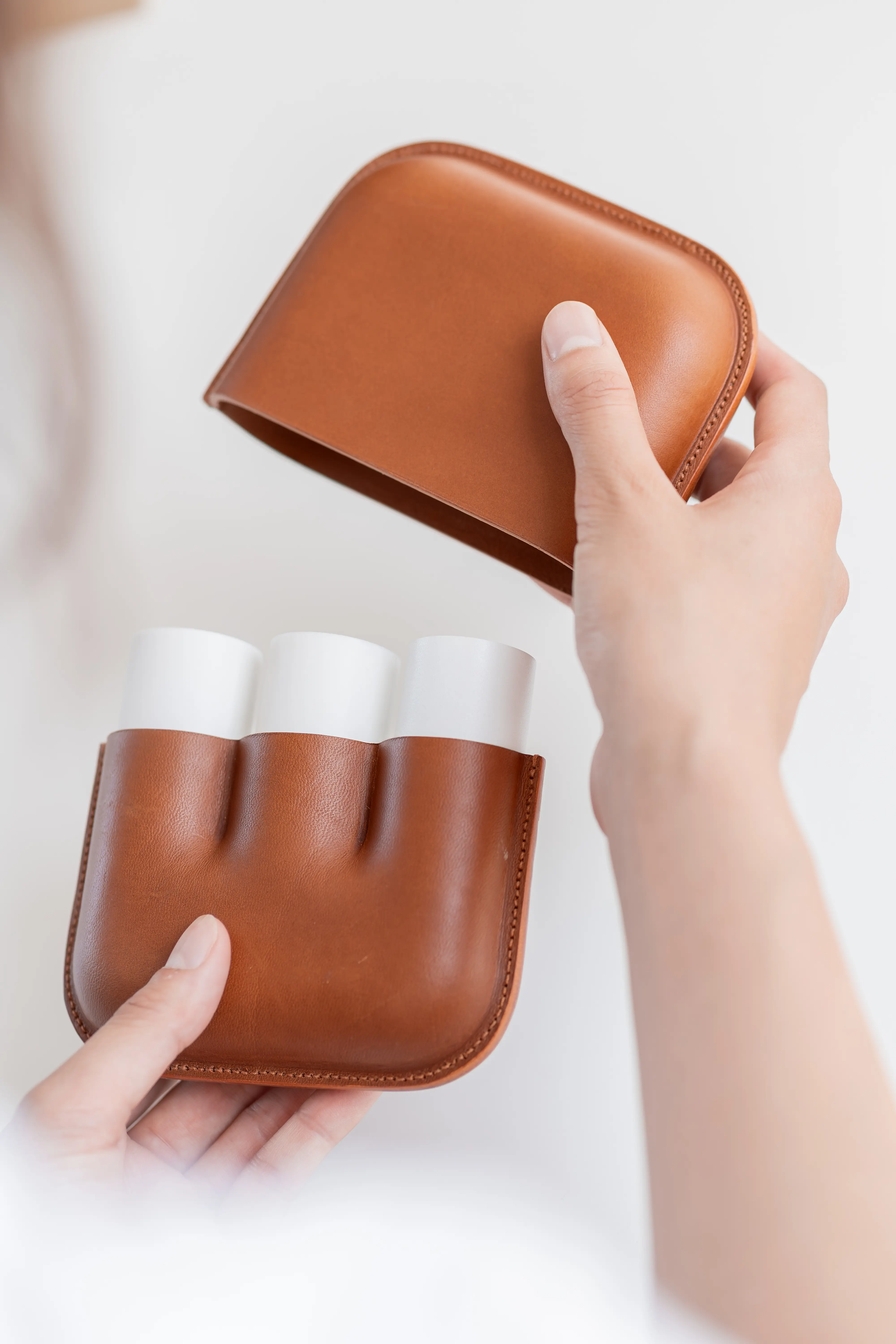 Case lid removed and internal batteries visible.