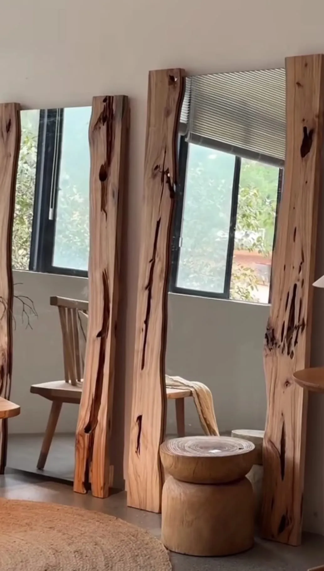 Zrkadlá zasadené do starého dreva