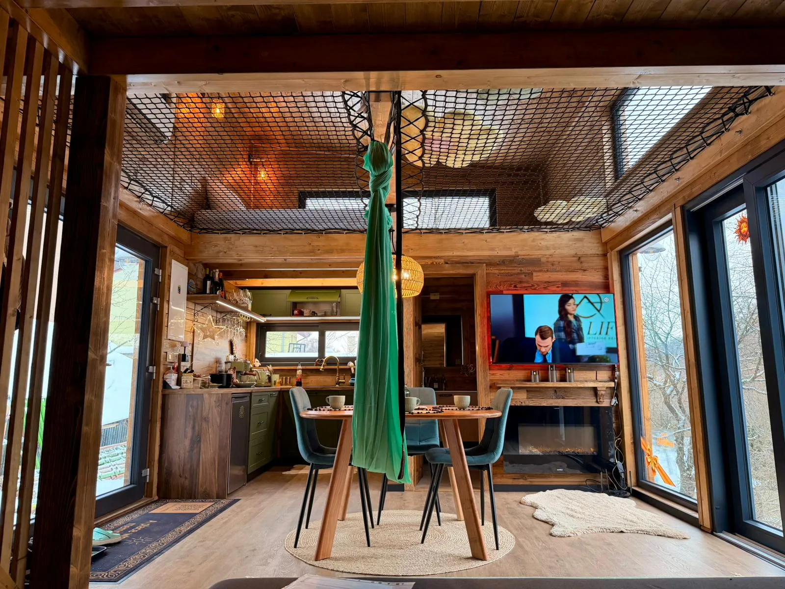 Obývací priestor a jedáleň dreveného domu Sunny Garden House