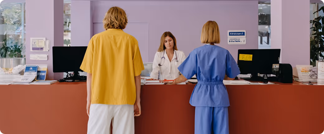 Vétérinaire devant le comptoir de l'acceuil