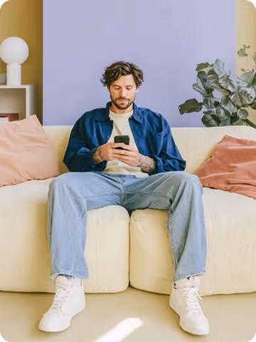 Un homme sur un canapé