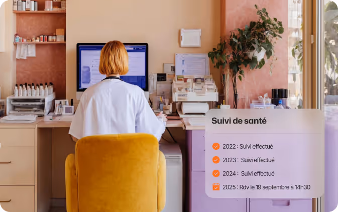 Professionnel de santé assis de dos devant un ordinateur dans un bureau avec un fauteuil jaune, avec un encadré affichant un suivi de santé de 2022 à 2025.