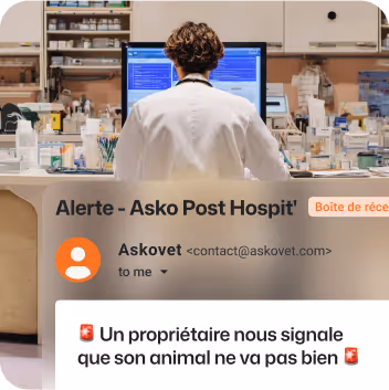 Un vétérinaire en blouse blanche, vu de dos, travaille devant un écran d'ordinateur dans une clinique vétérinaire. Une alerte visible sur l'écran indique qu'un propriétaire signale que son animal ne va pas bien.
