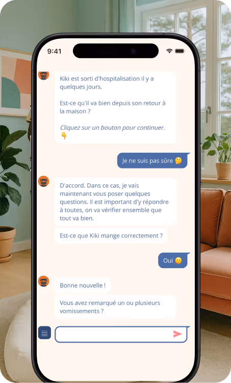Conversation texte sur un smartphone entre un utilisateur et un chatbot posant des questions sur la santé de Kiki après une hospitalisation, dans un salon lumineux avec plantes et canapé en cuir marron.