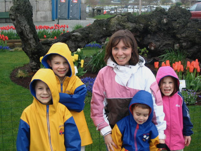 Patti Hinman with her four children standing in a garden.