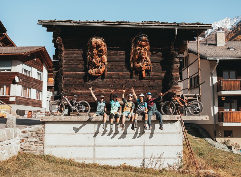 Tchäggätä masks adorning historic buildings