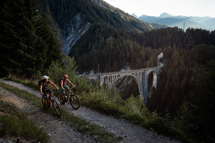 The impressive Wiesen Viaduct in the background during our e-MTB Alpine Circle Ruta Vest tour