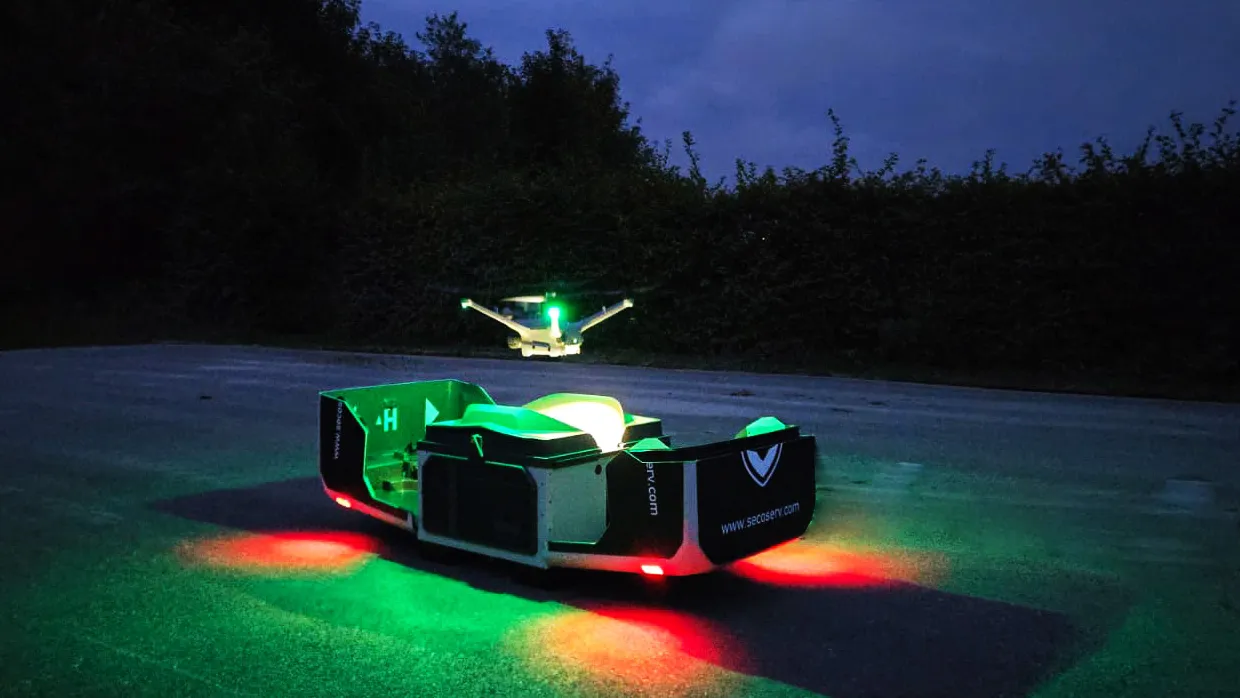 Autonome Drohne auf Landeplattform im Einsatz für Sicherheitsdienst und Drohnenabwehr bei Nacht