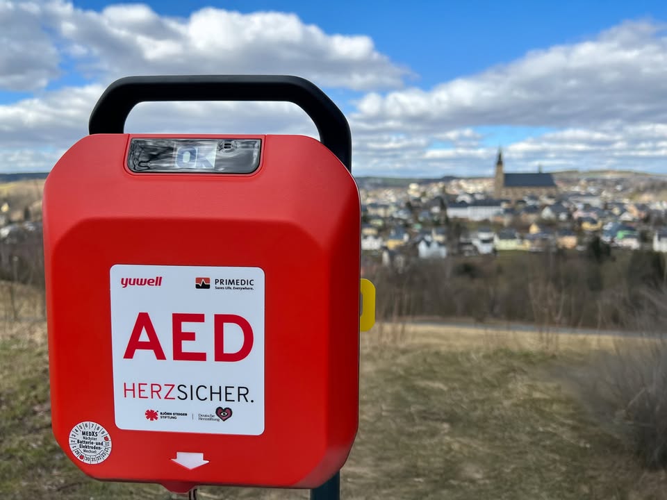 Öffentlich zugänglicher Defibrillator (AED) am Sommerberg in Schneeberg mit Blick über die Stadt.