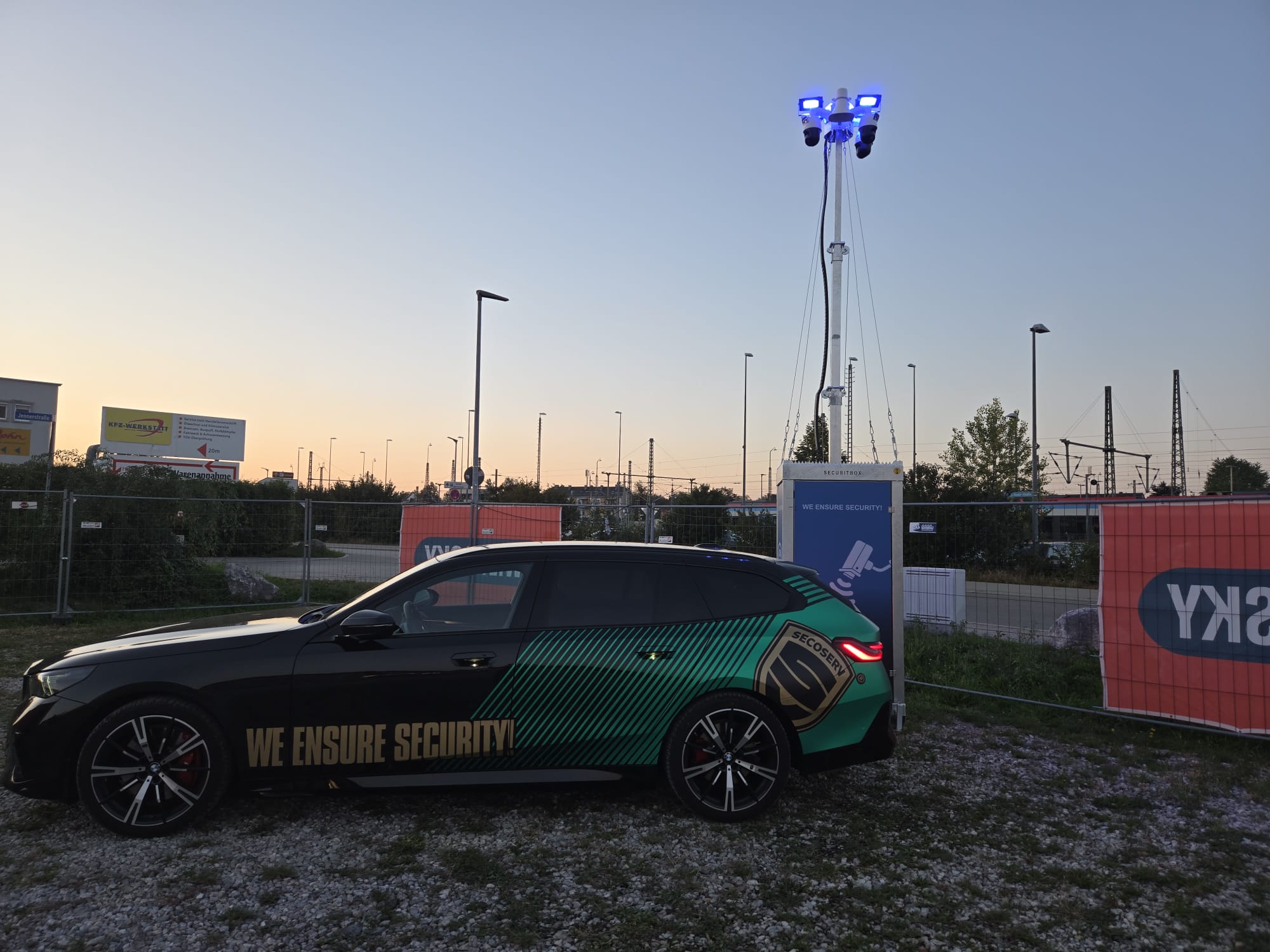 SECOSERV-Mitarbeiter beim Aufbau eines mobilen Kameraturms in Salzburg für die Streckensanierung der Deutschen Bahn