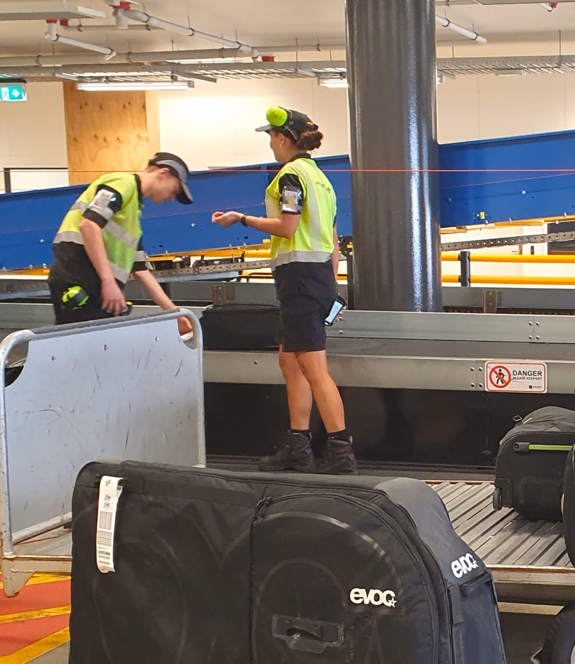 loading-luggage-conveyer