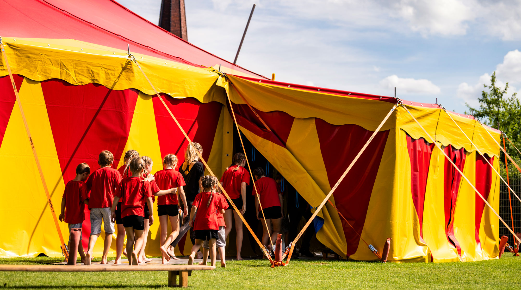 Kinder laufen in Zirkuszelt