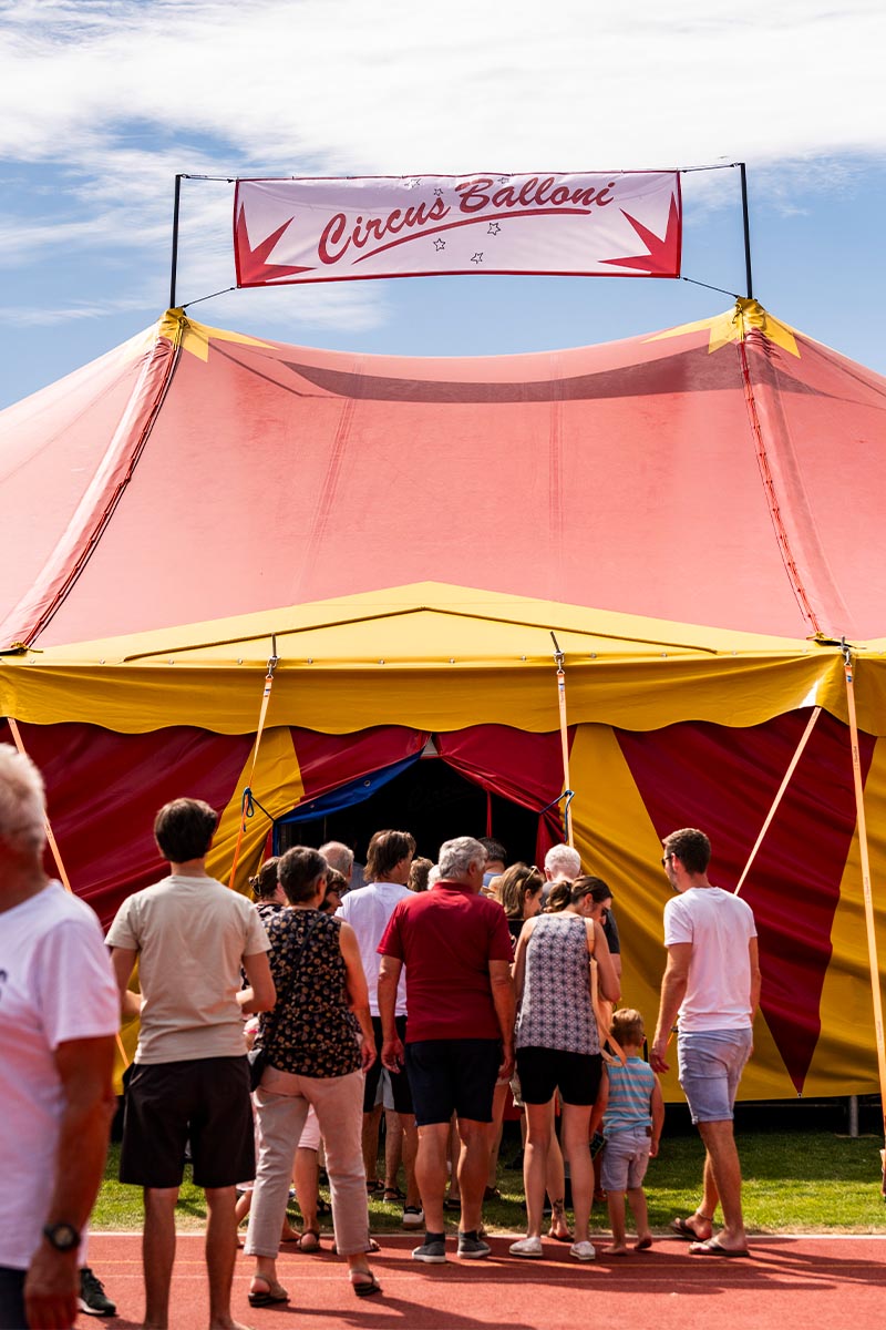 Menschen laufen in Zirkuszelt