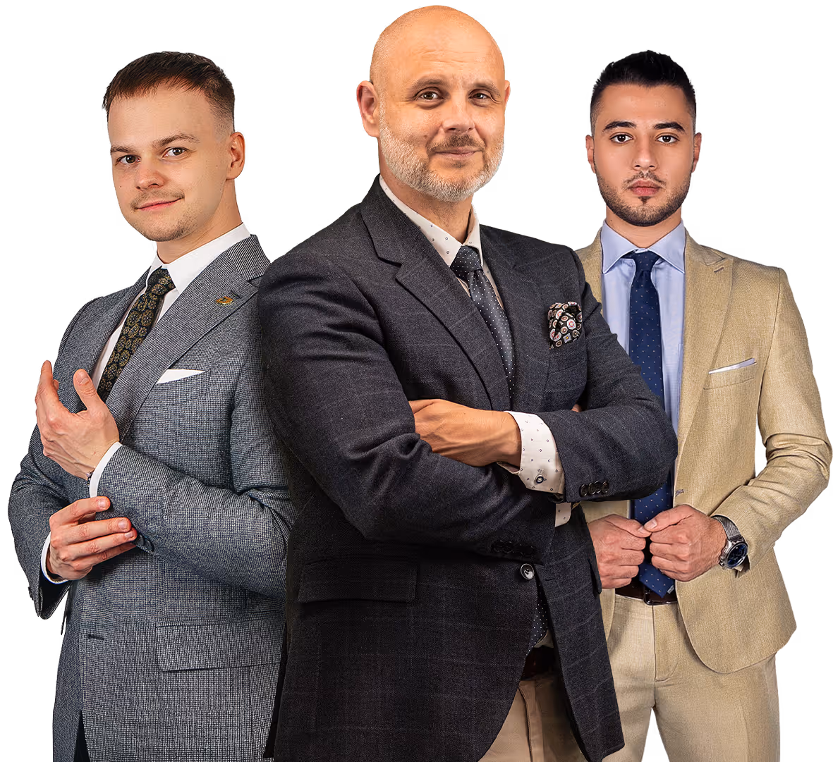 Tři muži v oblecích a kravatách, stojící blízko sebe a hledící přímo před sebe s přátelským výrazem.