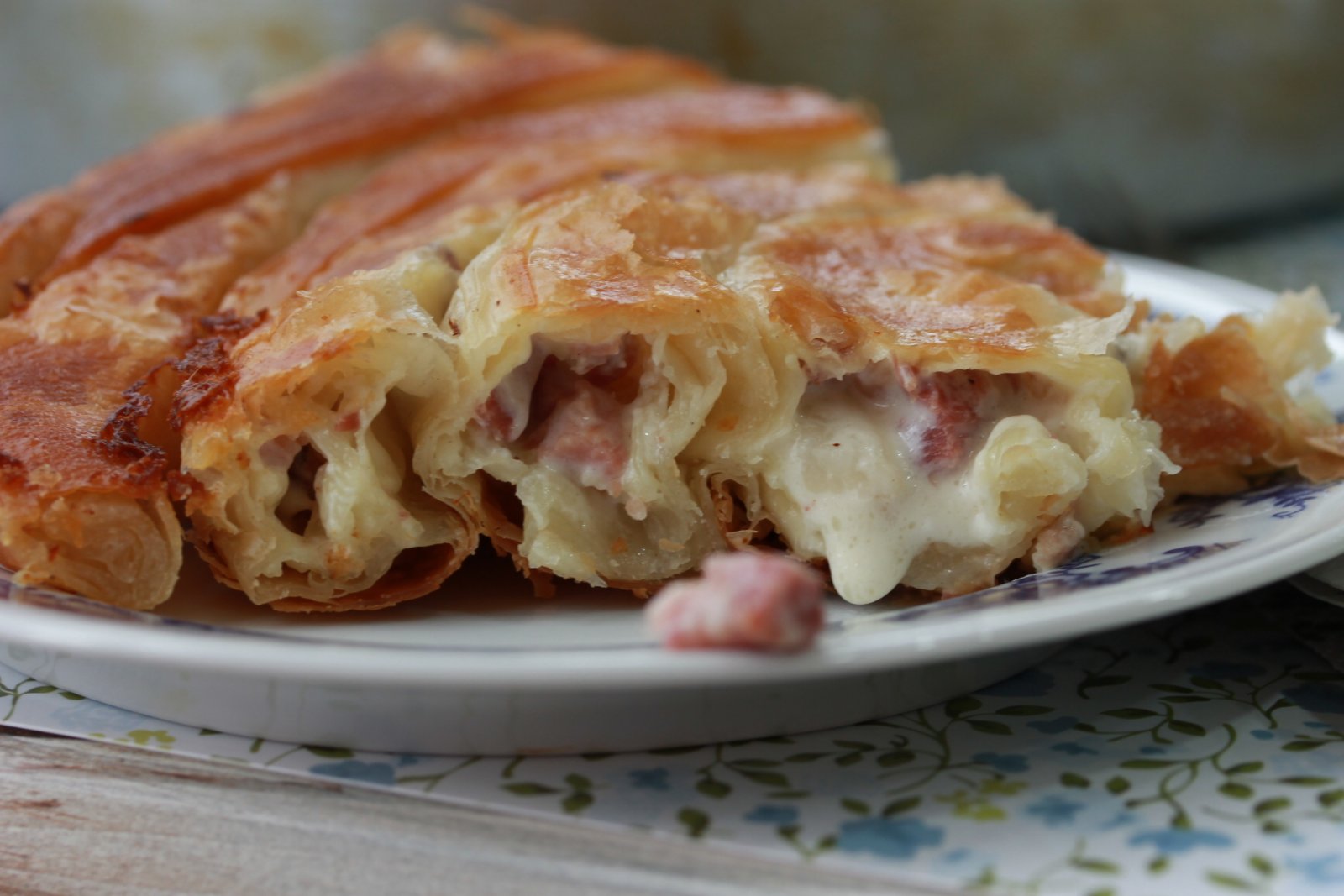 Sandwich and slice of lemons