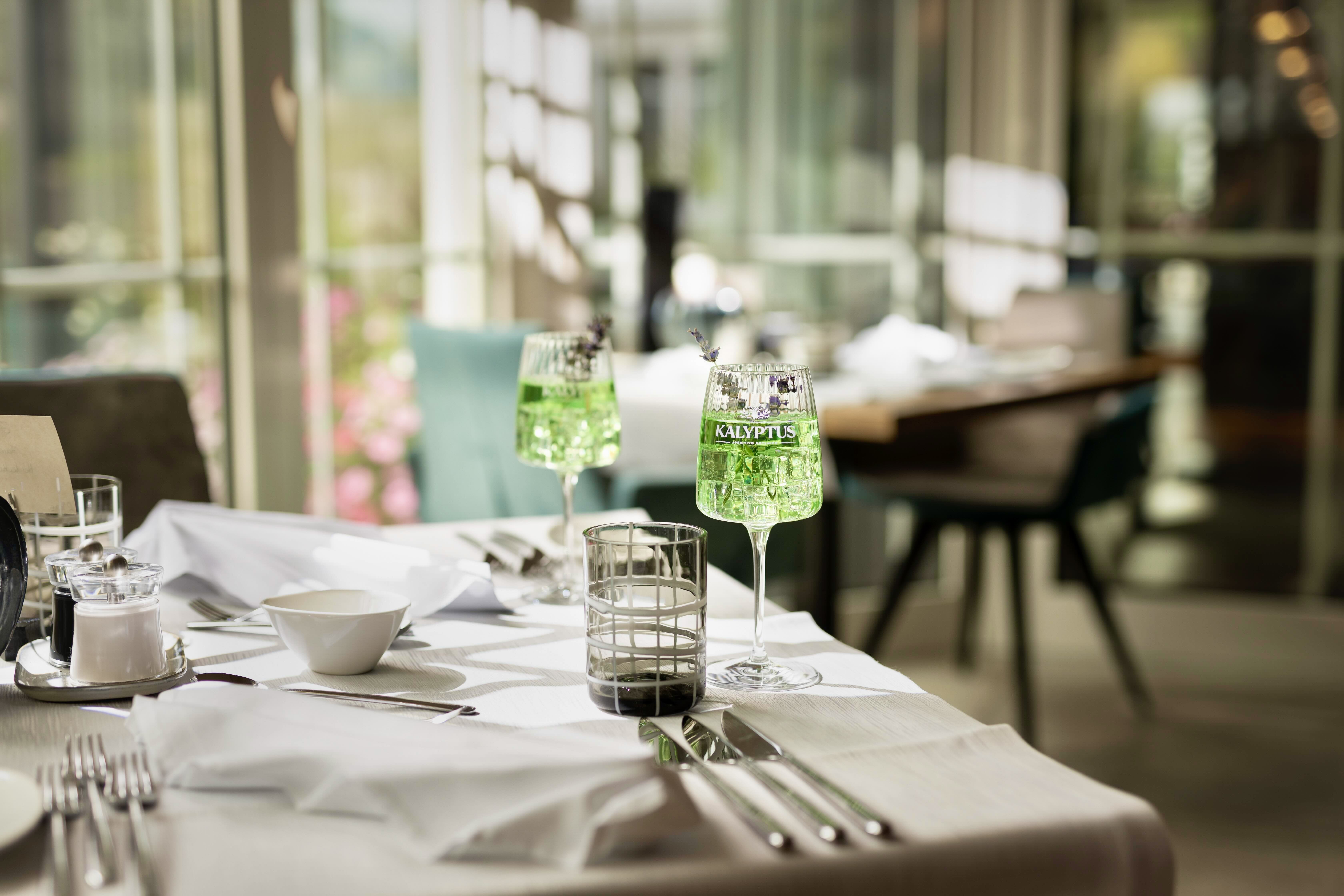 Dinner table with KALYPTUS Spritz cocktails