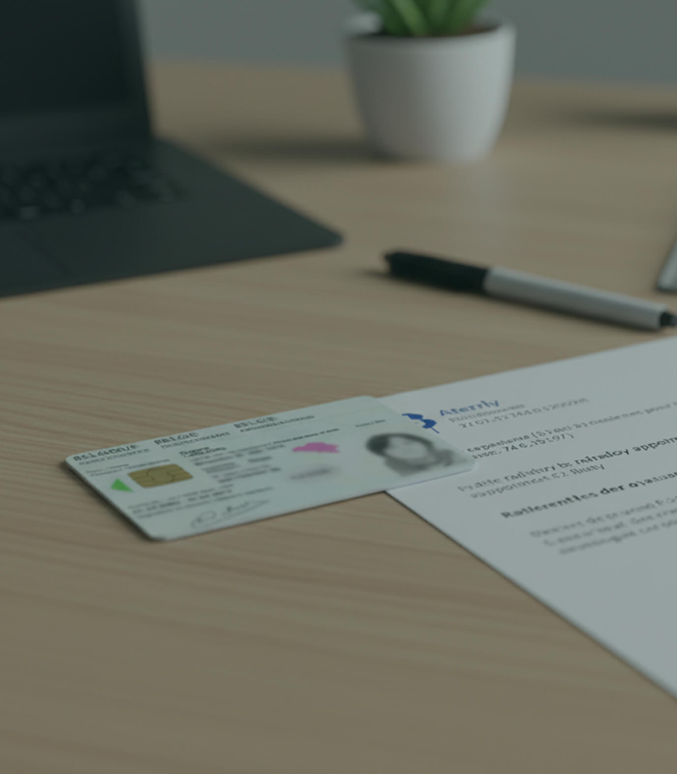 Identiteitskaart en verwijsbrief liggen klaar op een bureau als voorbereiding voor een afspraak in de radiologiepraktijk.