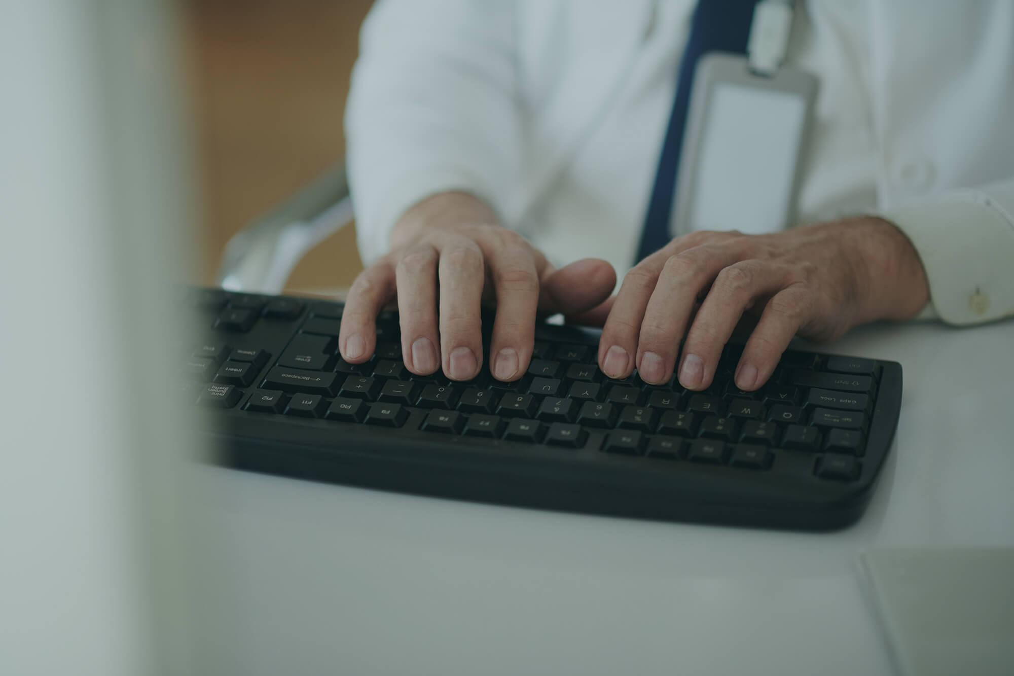 Medewerker voert administratieve gegevens in op het toetsenbord voor de verwerking van een terugbetaling.