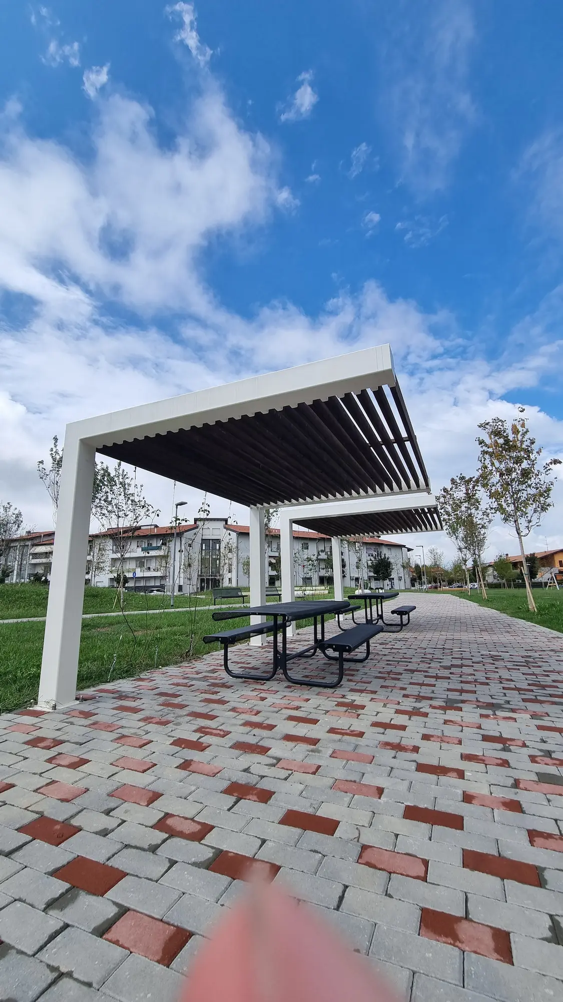 Displayed image from the thumbnail slider