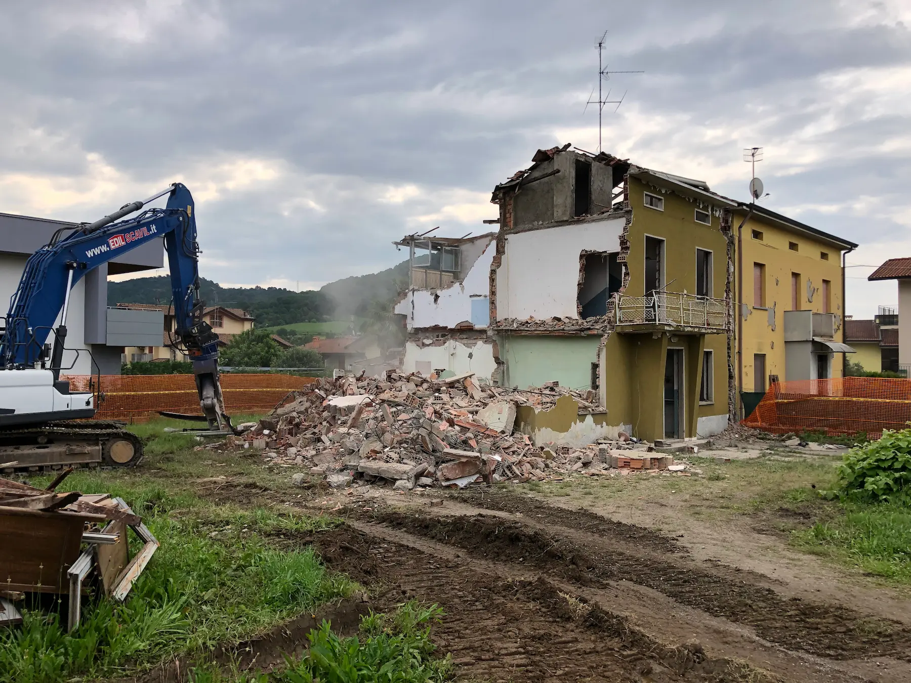 Displayed image from the thumbnail slider