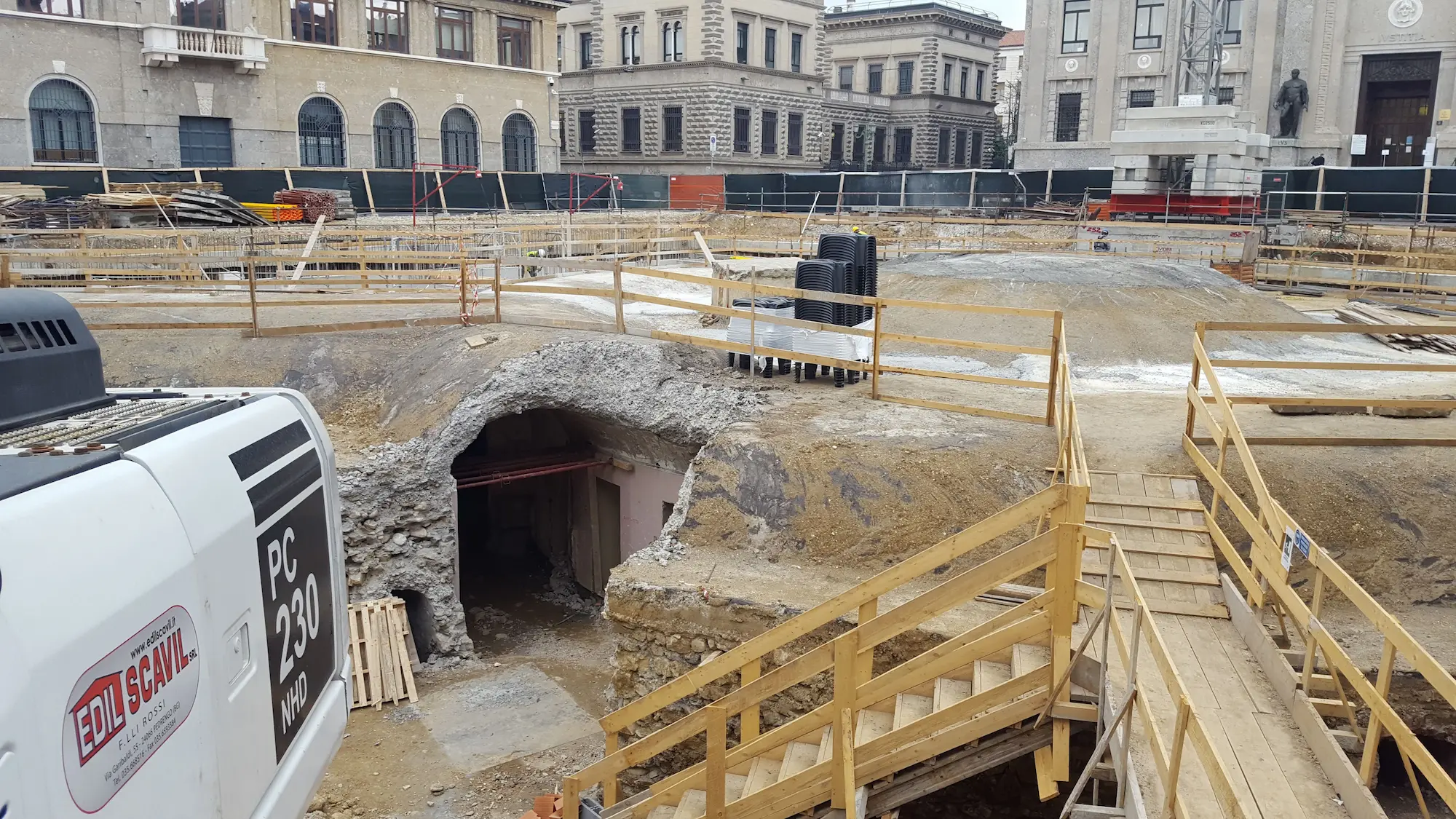 Displayed image from the thumbnail slider