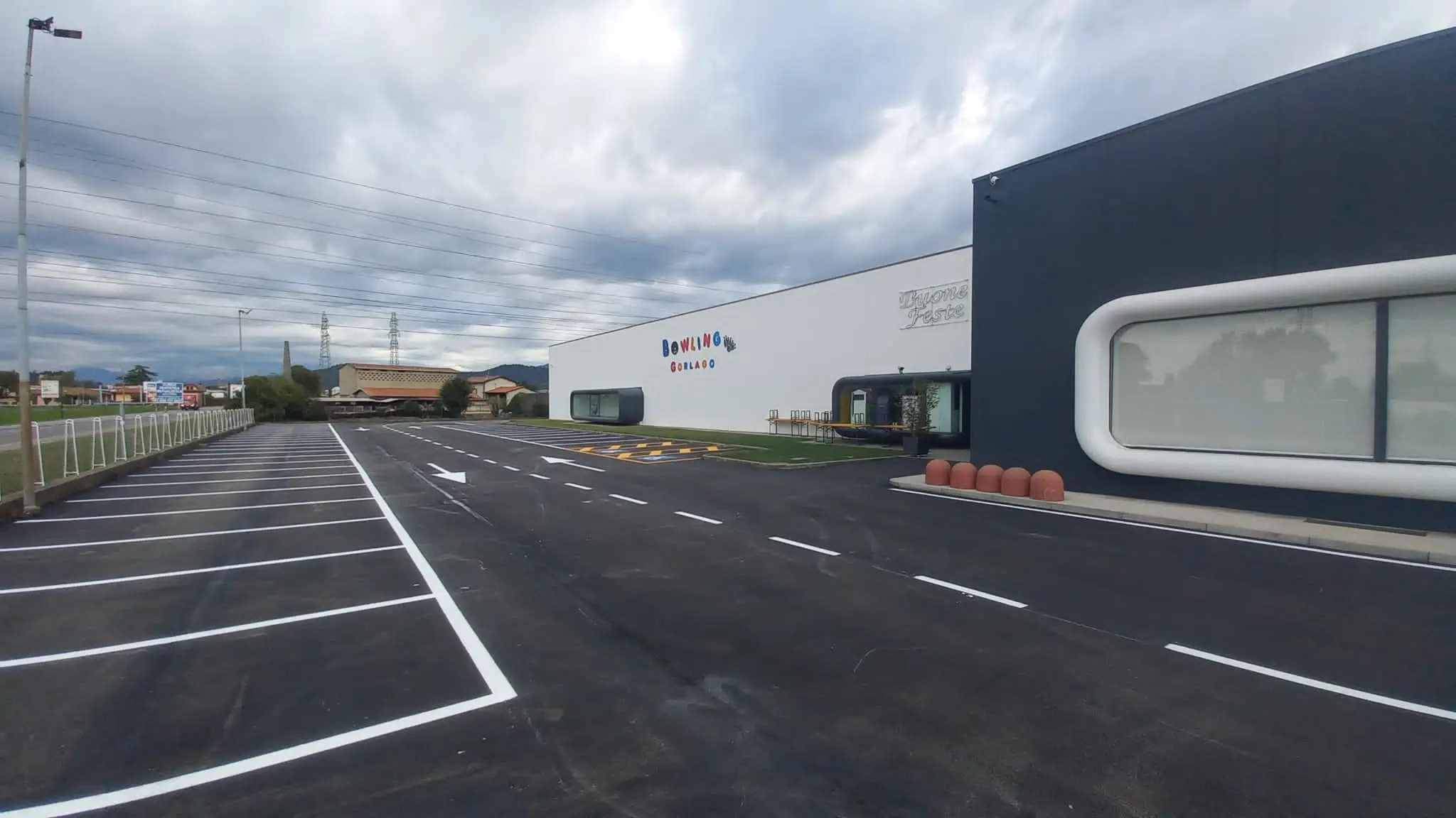 Displayed image from the thumbnail slider