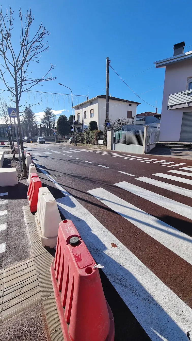 Displayed image from the thumbnail slider