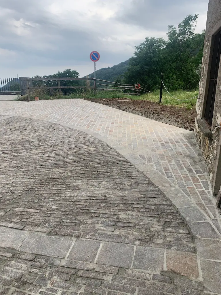 Displayed image from the thumbnail slider